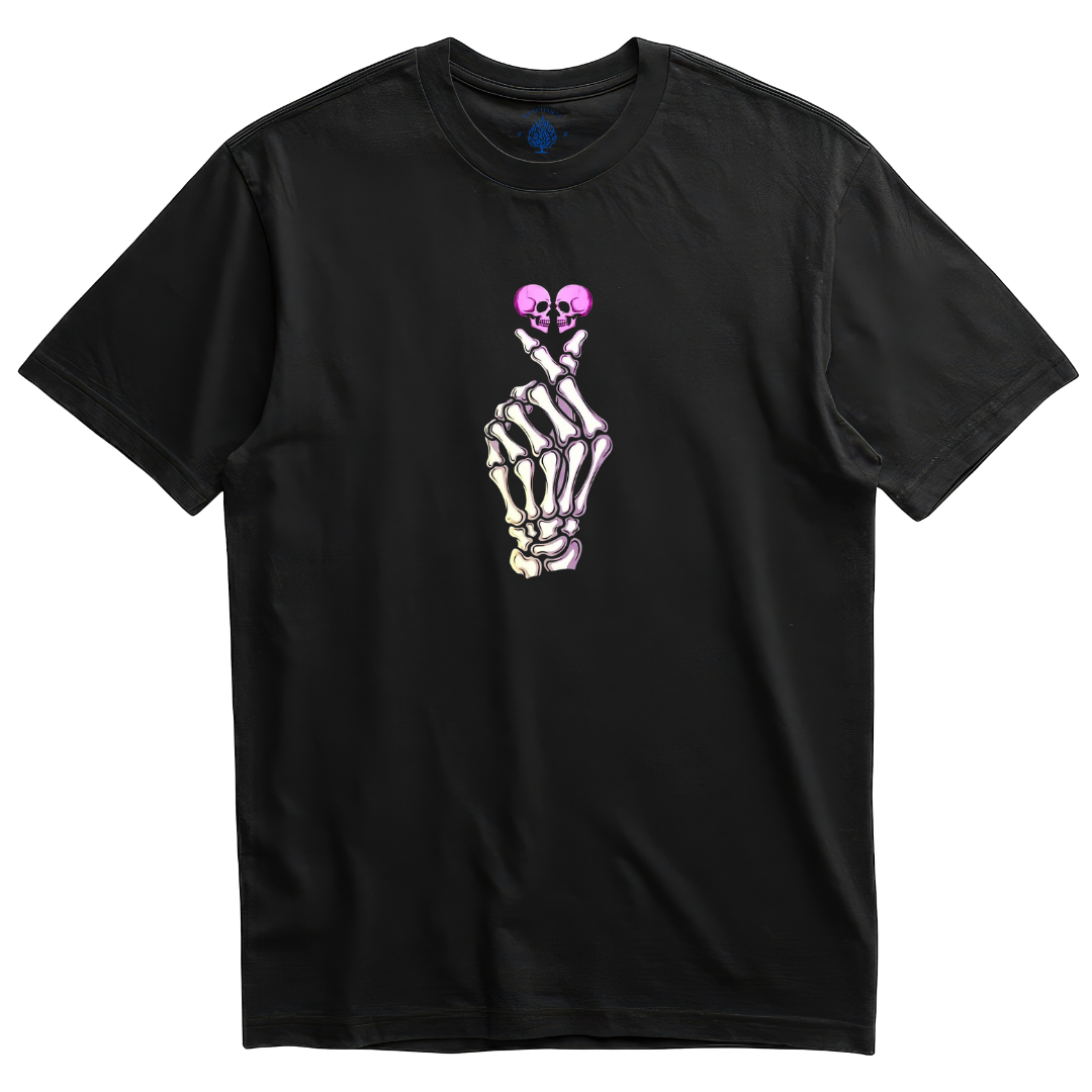 Playera negra mano de esqueleto mini corazón