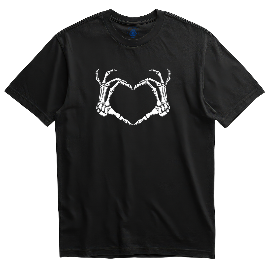 Playera negra manos de esqueleto formando un corazón
